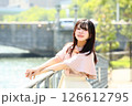 遊歩道でカメラ目線の女性 126612795