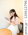 タブレットを操作する女性 126612796