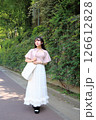 舗道を歩く女性 126612828