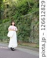 舗道を歩く女性 126612829