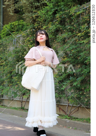 舗道を歩く女性 126612830
