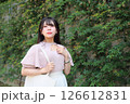 舗道を歩く女性 126612831