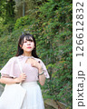 舗道を歩く女性 126612832