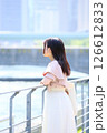 川沿いで景色を眺める女性 126612833