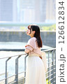 川沿いで景色を眺める女性 126612834