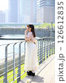 川沿いで景色を眺める女性 126612835