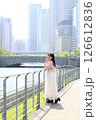 川沿いで景色を眺める女性 126612836