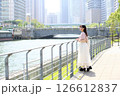 川沿いで景色を眺める女性 126612837