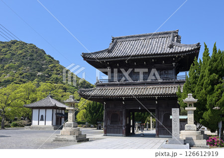 普賢寺の山門。新緑の峨嵋山を背景に(山口県光市) 126612919