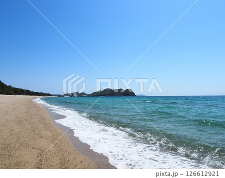 白砂と白波が続く室積海岸。象鼻ケ岬を遠望(山口県光市) 126612921