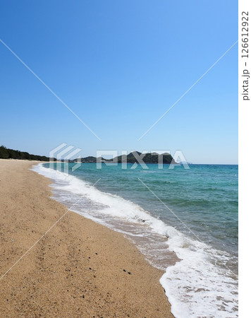 白砂と白波が続く室積海岸。象鼻ケ岬を遠望(山口県光市) 126612922