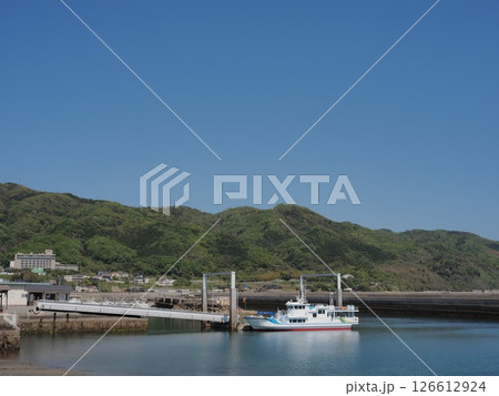 室積港と新緑の大峰山。牛島定期船が着く(山口県光市) 室積港と新緑の大峰山。牛島定期船が着く(山口県光市) 126612924