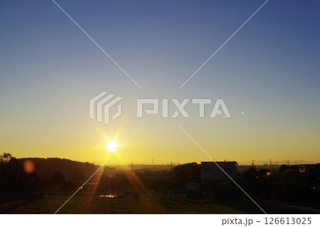静寂を照らす朝日 126613025