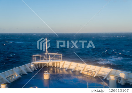 【東京九州フェリーはまゆう新門司行　大時化の太平洋上船首から】 126613107