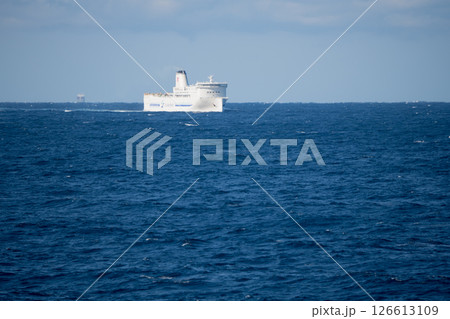 【東京九州フェリー新門司港行はまゆうと横須賀港行きそれいゆとの離合】 【東京九州フェリー新門司港行はまゆうと横須賀港行きそれいゆとの離合】 126613109