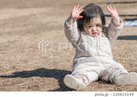 【相模原市立麻溝公園の芝生広場で遊ぶ1歳児 座る】 【相模原市立麻溝公園の芝生広場で遊ぶ1歳児 座る】 126613149