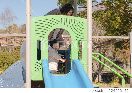 【相模原市立麻溝公園の子どもの広場でママと遊ぶ1歳児】 【相模原市立麻溝公園の子どもの広場でママと遊ぶ1歳児】 126613153