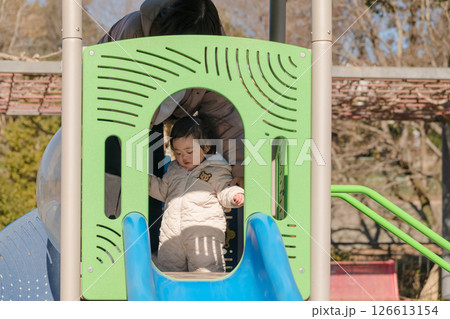 【相模原市立麻溝公園の子どもの広場でママと遊ぶ1歳児】 【相模原市立麻溝公園の子どもの広場でママと遊ぶ1歳児】 126613154