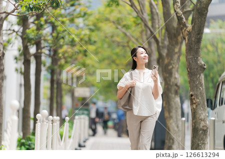 街中でスマホを持って歩く女性 街中でスマホを持って歩く女性 126613294