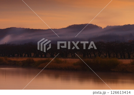 岩手県北上市　秋の北上川の風景 126613414