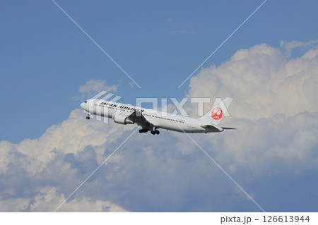 離陸上昇する旅客機　ジェット機 126613944