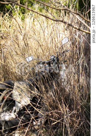 放置された古いバイク 126613967