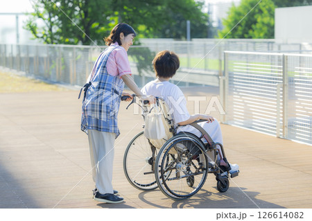車椅子を押す介護士 車椅子を押す介護士 126614082