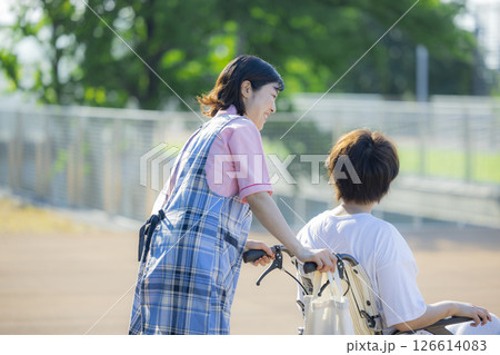 車椅子を押す介護士 126614083