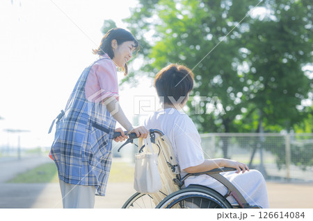 車椅子を押す介護士 126614084
