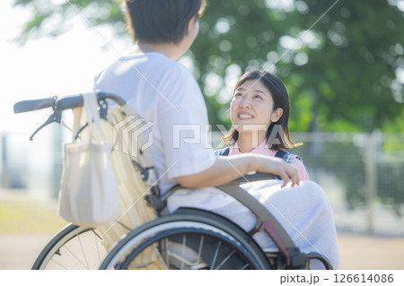 車椅子を押す介護士 　 126614086