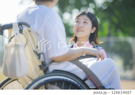 車椅子を押す介護士 　 126614087