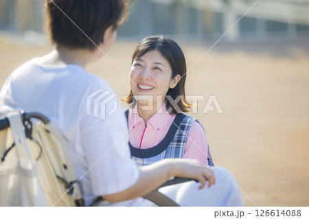 車椅子を押す介護士 　 126614088