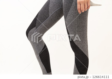 スポーツレギンスを履いた女性の脚 126614111