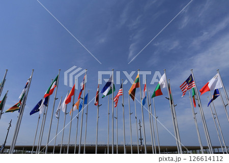 EXPO2025大阪関西万博の西ゲート前の万国旗 126614112