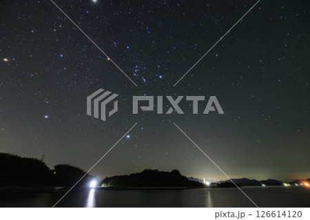 瀬戸内の秋の星景　昇るオリオン座と冬の大三角 126614120