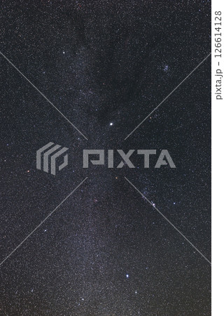 秋の星空　オリオン座と冬の天の川 126614128