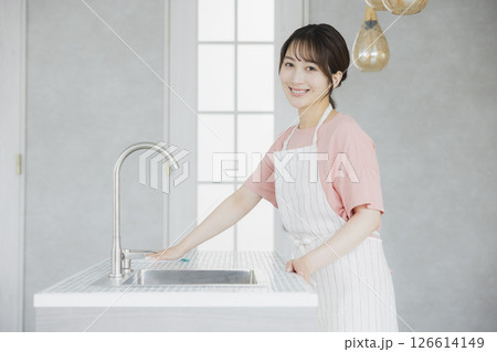 キッチンで家事をする女性 126614149