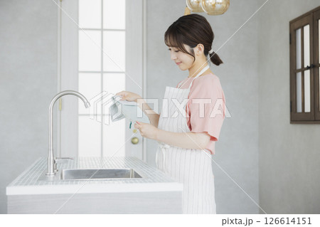 キッチンで家事をする女性 キッチンで家事をする女性 126614151
