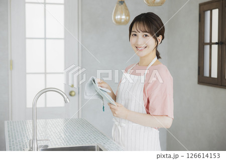 キッチンで家事をする女性 キッチンで家事をする女性 126614153