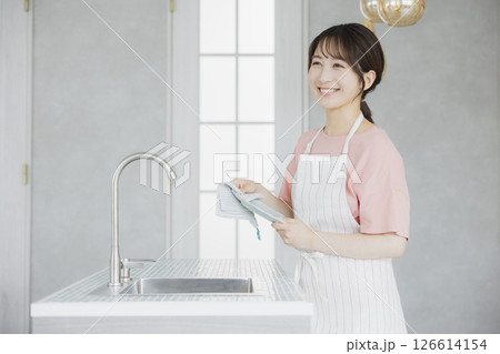 キッチンで家事をする女性 キッチンで家事をする女性 126614154