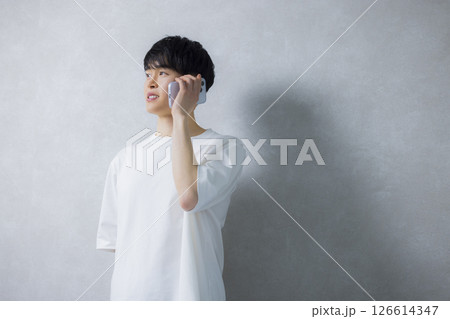 スマホを使う若い男性 126614347