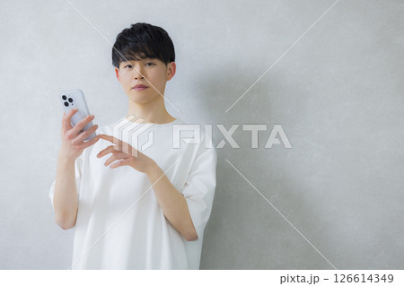 スマホを使う若い男性 126614349
