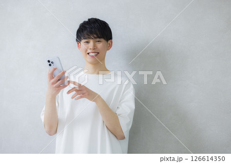 スマホを使う若い男性 126614350