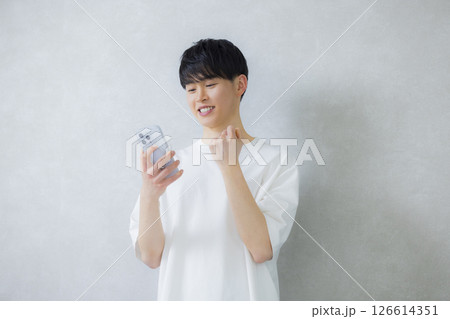 スマホを使う若い男性 126614351