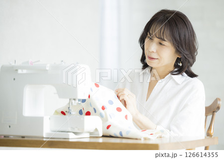 自宅で洋裁をする女性 126614355