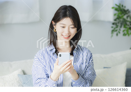 スマホを見る女性 スマホを見る女性 126614360