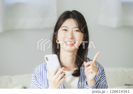 スマホを見る女性 スマホを見る女性 126614361