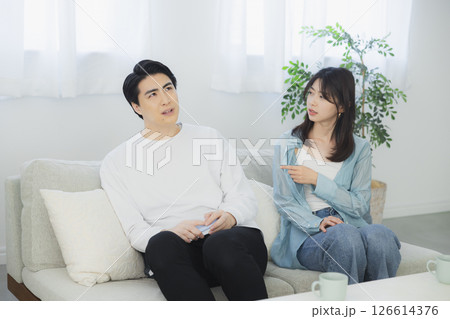 ソファーに座って喧嘩する男女 ソファーに座って喧嘩する男女 126614376