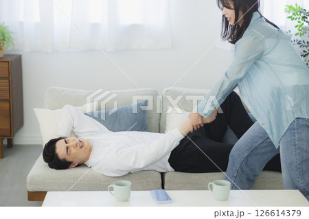 ソファーに座って喧嘩する男女 ソファーに座って喧嘩する男女 126614379