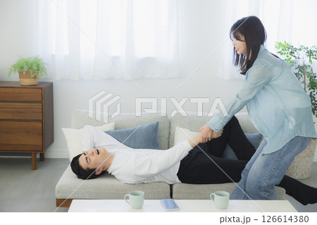 ソファーに座って喧嘩する男女 ソファーに座って喧嘩する男女 126614380